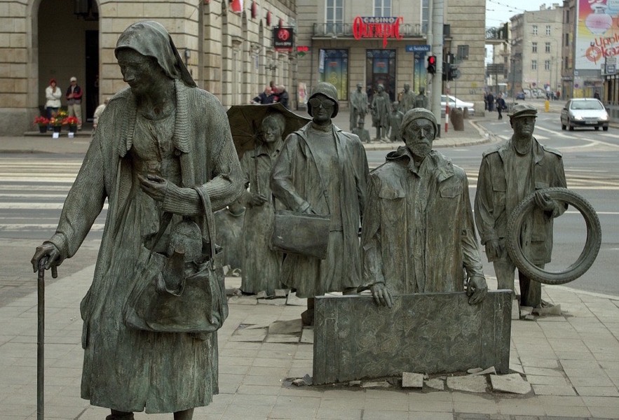Este monumento de bronce fue instalado en diciembre de 2.005 para coincidir con el 24 aniversario del inicio de la ley marcial en la Polonia comunista.