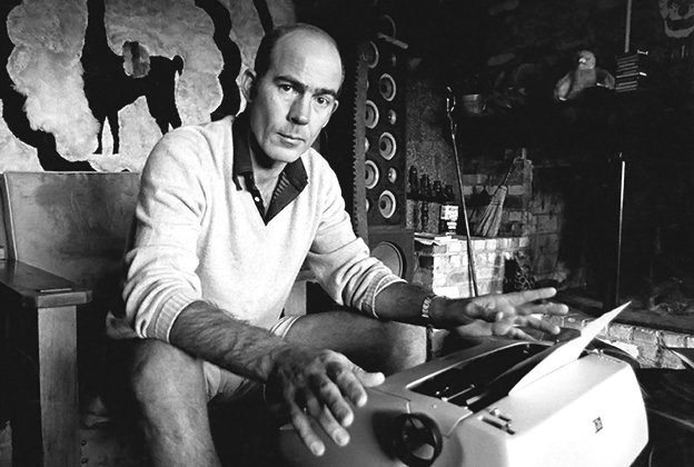 Hunter S. Thompson con su máquina de escribir. 1970