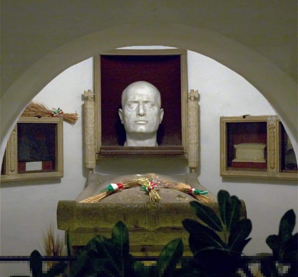 Mausoleo de mussolini