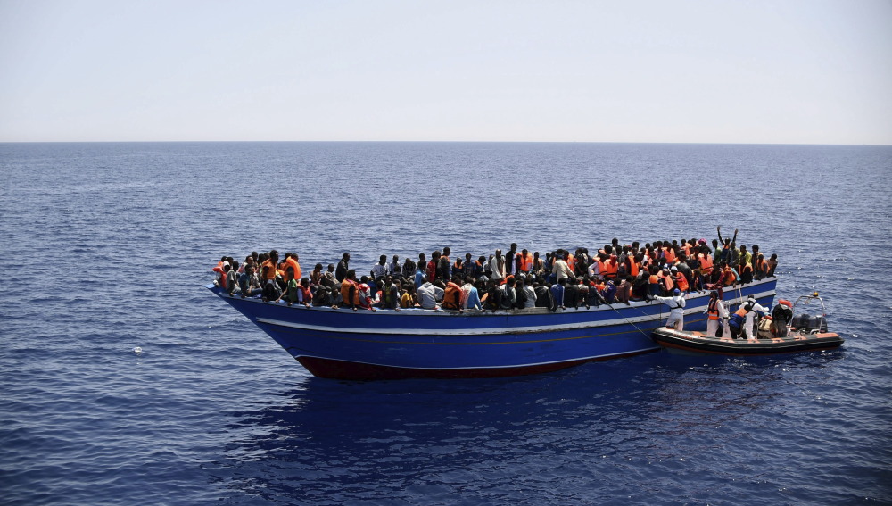 Fotografía facilitada por la ONG Médicos sin Fronteras (MSF) de las labores de rescate llevada a cabo por el buque de la ONG MY Phoenix de una barca llena de inmigrantes en el mar Mediterráneo el pasado 14 de mayo. MSF informó que se rescató a 561 inmigrantes del barco de 18 metros.