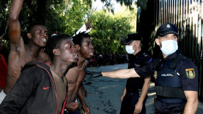 Varios de los inmigrantes que han participado en el salto. EFE