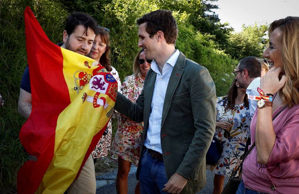 pablo casado con bandera