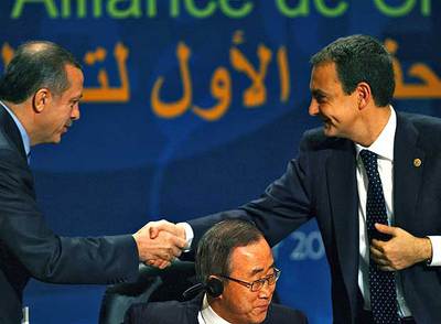 El primer ministro turco, Recep Tayyip Erdogan (izquierda), saluda a Zapatero en el encuentro de la Alianza de las Civilizaciones