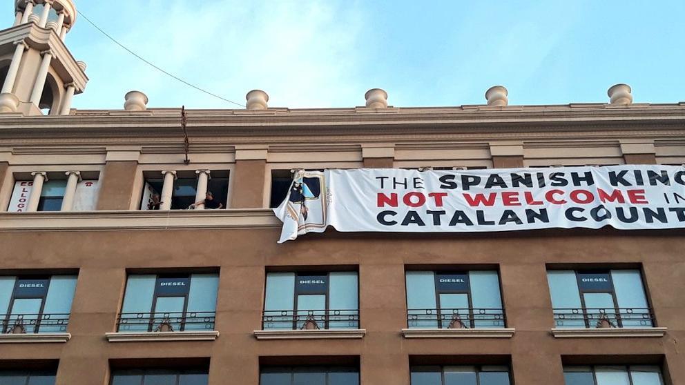 Los fascistas secesionistas no tuvieron ningún problema para entrar y colocar la infame pancarta. Solo un día de respeto pedían las familias de las víctimas, uno, y han sido incapaces. Tienen Vds. 364 días más al año para vomitar bilis. Ni un día han podido dejar de lado su sectarismo. No lo disfracen ahora como defensa a la libertad de expresión.