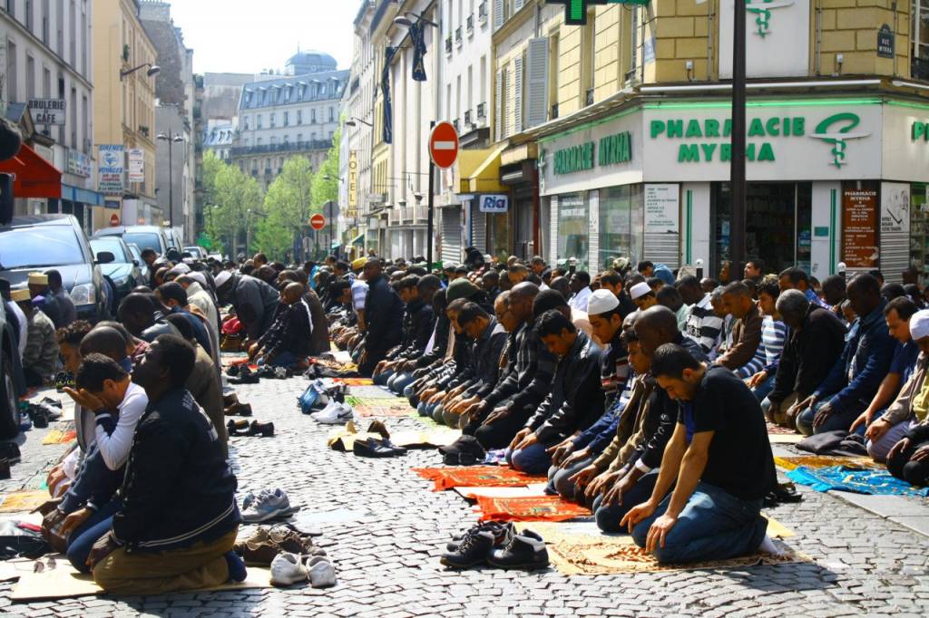 musulmanes rezando en la calle