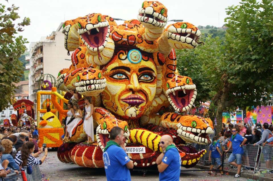 Otra joya de la imaginación artística de los carrocistas laredanos. La Medusa, segundo premio