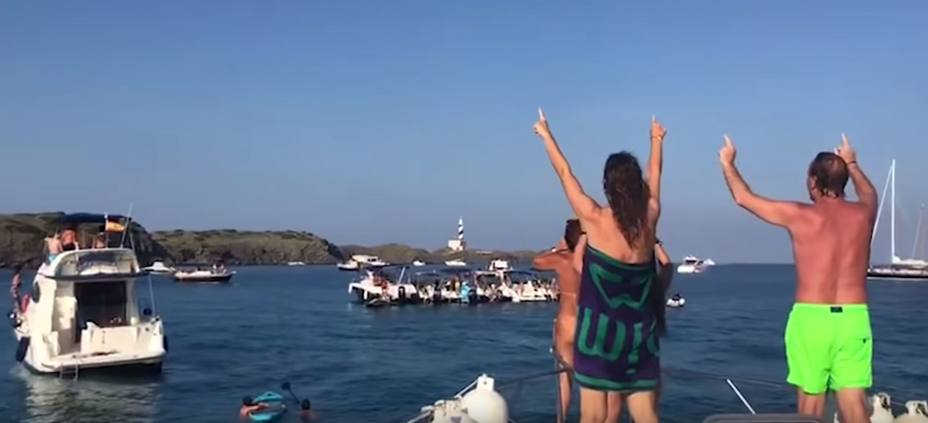Abuchean a Artur Mas mientras navega por Menorca