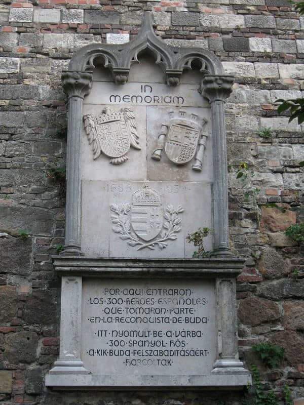 Los españoles, Escalona, Llaneras, Valero, los condes Zuñiga, Morán, Marín, Servent, Otaño, Manrique, Fernández Caballero, junto con sus familiares aristócratas, están a la cabeza de la columna de ataque