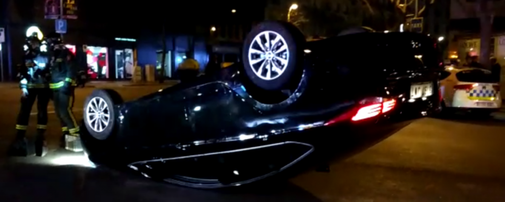 Los taxistas de Barcelona vuelcan un coche de Cabify en plena protesta callejera
