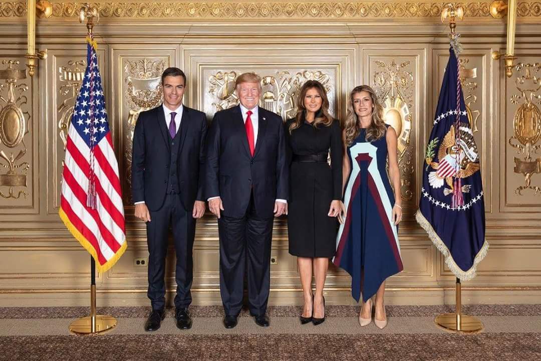Manolo debería ser más recatado en los modelitos que luce.
