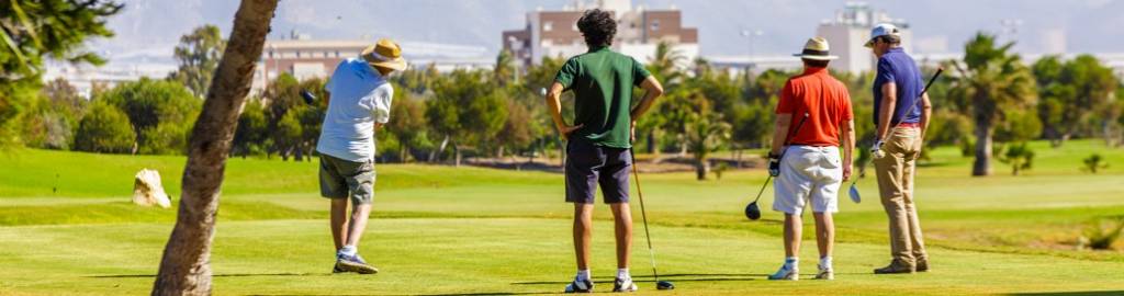 otro de los elementos que hacen de Roquetas, uno de los lugares más deseados por turistas provenientes del mercado británico y centro europeo, como es su campo de golf de Playa Serena