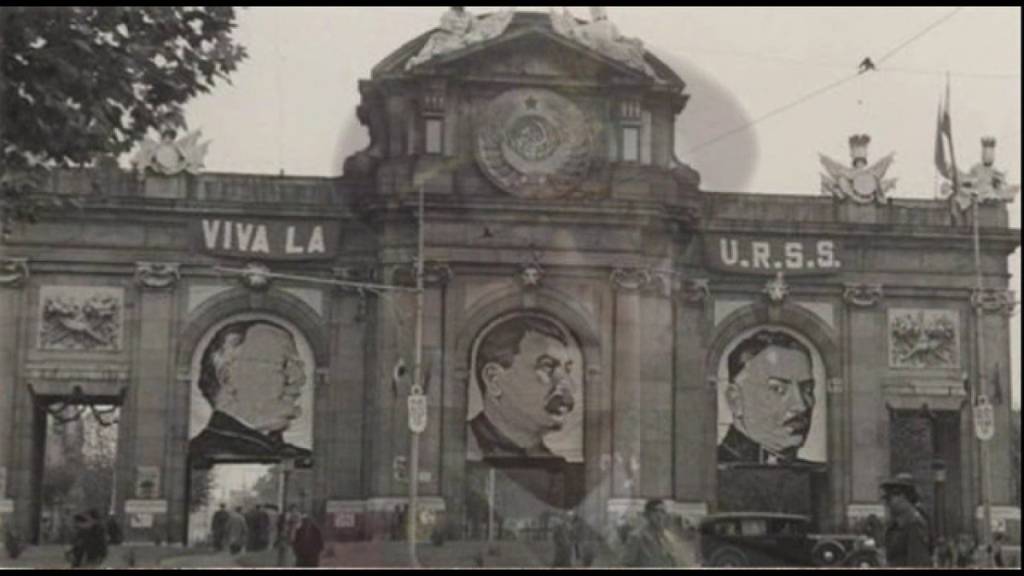Ahí no pone Viva España, pone Viva la URSS. España nunca fue la opción de ese partido TRAIDOR y GOLPISTA