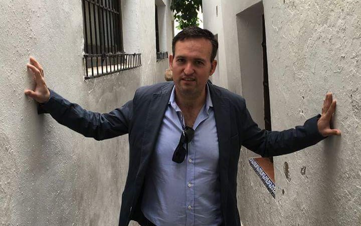 El 2 de julio de 2012, tras presentarse voluntario, tomó posesión como concejal popular en el Ayuntamiento