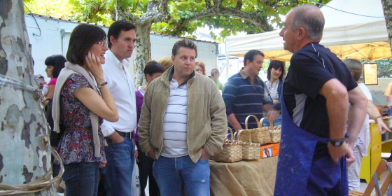 Juan Antonio Extremera, segundo por la izquierda, con vecinos de Echarri Aranaz, durante unas fiestas locales del municipio.