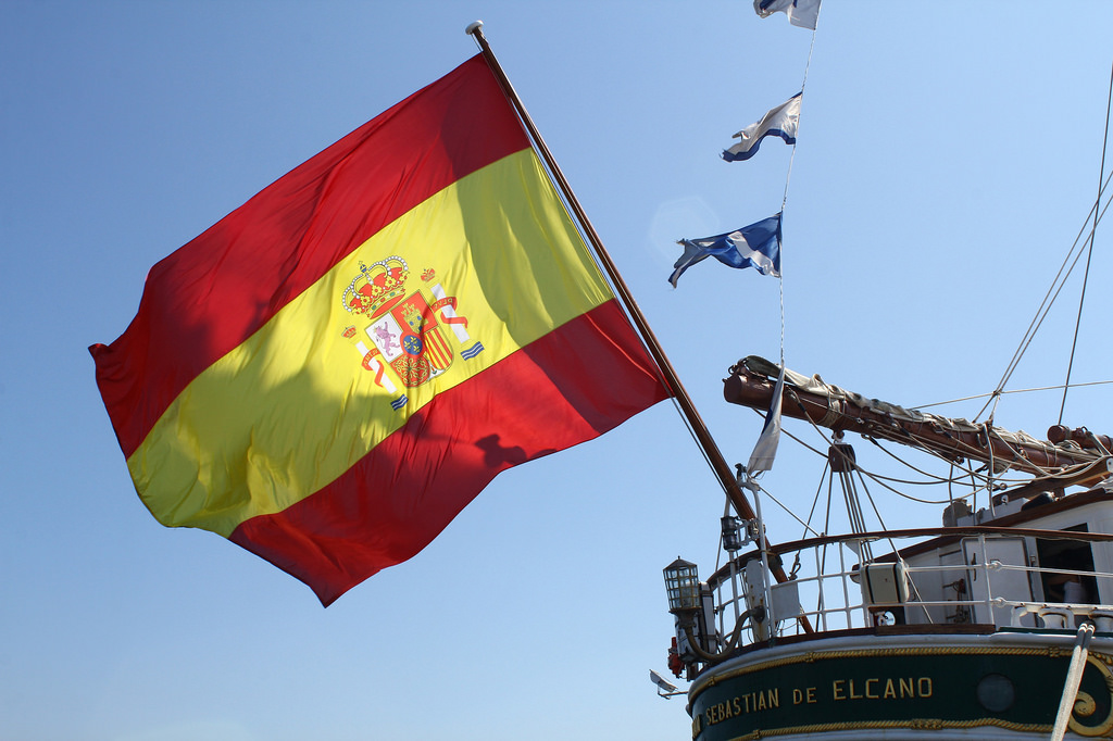 Bandera de España en la popa del Buque Escuela Juan Sebastián de Elcano