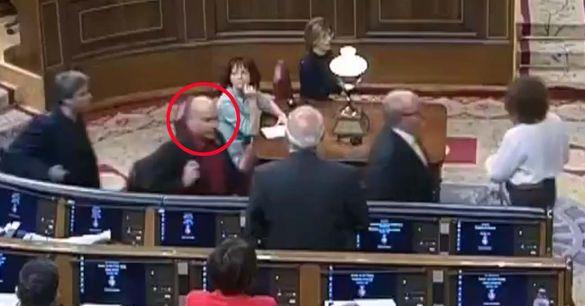 Borrell denuncia que un diputado de ERC le escupe cuando abandonaba el Pleno
