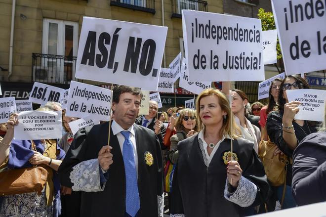 Concentración de jueces y fiscales del pasado 4 de mayo a las puertas del Ministerio de Justicia, dirigido entonces por Rafael Catalá. BERNARDO DÍAZ