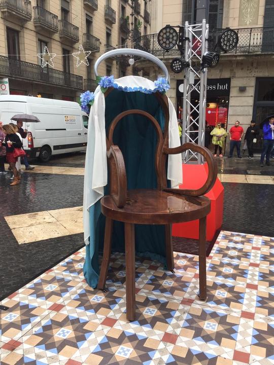 El Belén de las sillas vacías de Ada Colau