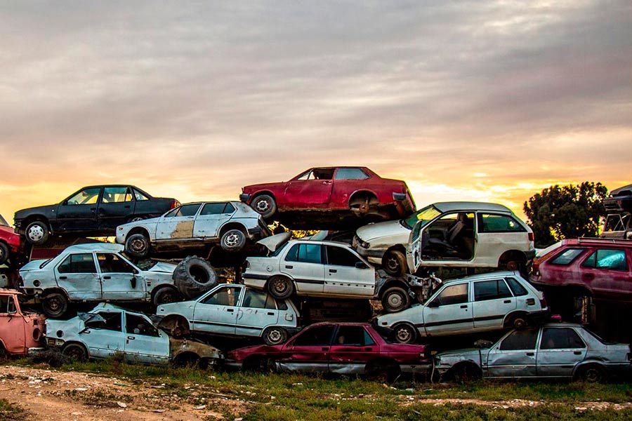 El Gobierno anuncia acabar con los coches contaminantes...