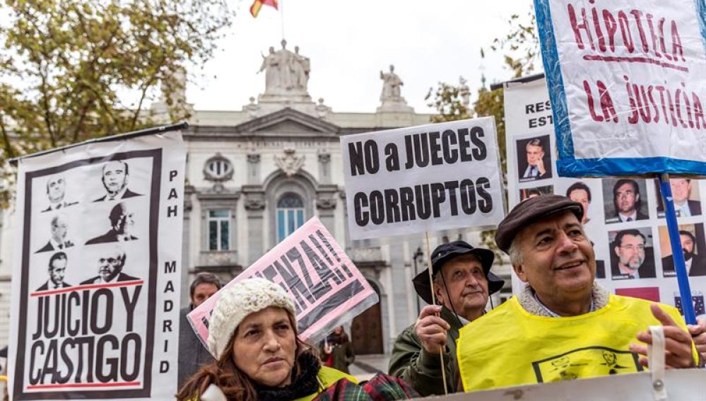 Grupos de personas se concentraron ante la sede del Tribunal Supremo