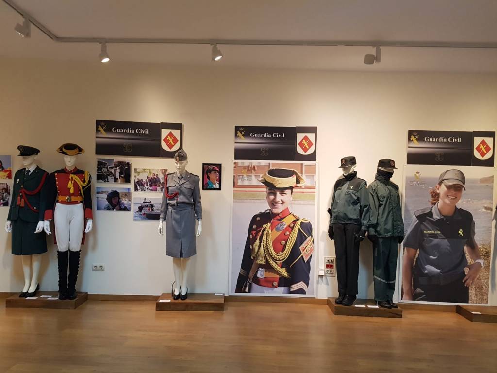 La Guardia Civil ofrece en Cáceres una exposición que repasa la presencia de la mujer en la institución desde 1988