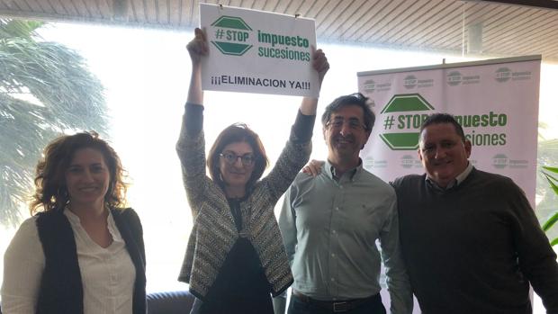 La eurodiputada de UPyD Maite Pagazaurtundúa apoya a la asociación andaluza para acabar con este tributo