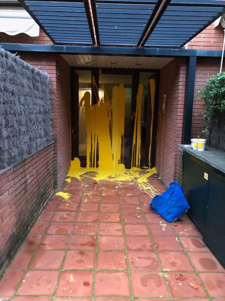 Lamentable ataque de Arran al domicilio del juez Llarena. Es intolerable este tipo de actitudes intimidatorias, señalando la casa particular de un magistrado. Basta ya.