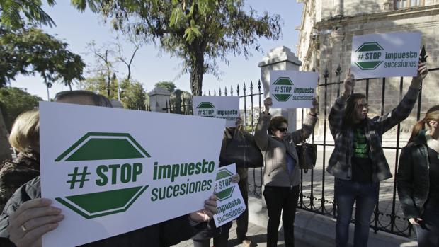 Manifestación ante el Parlamento de Andalucía en Sevilla contra el impuesto de sucesiones