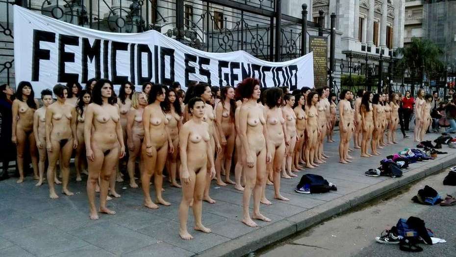 Mujeres se manifestaron desnudas contra los femicidios
