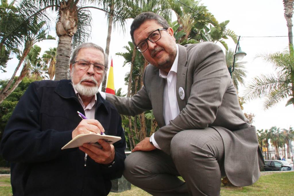 Paco Linares aprovecha cualquier momento para realizar la entrevista a Francisco Serrano