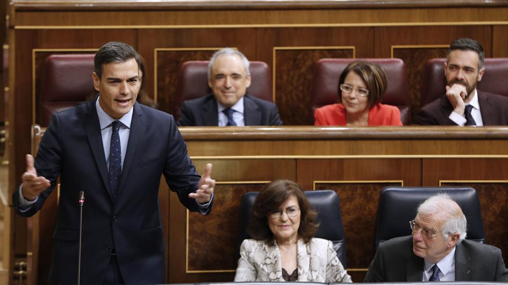 Sánchez se solidariza con Borrell, pide una reflexión y la oposición le exige que rompa