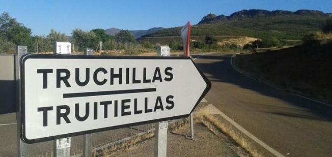 Truchas instala carteles bilingües para la señalización de las direcciones y la entrada de los pueblos