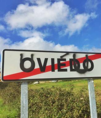 Un cartel indicador sobre el que se ha escrito Uviéu.