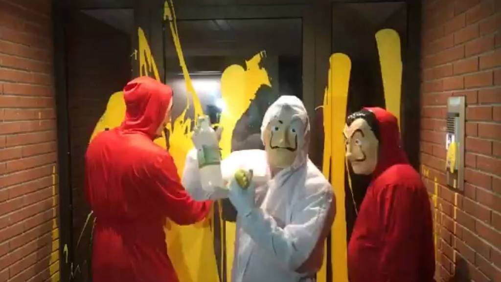 Voluntarios limpian la pintura amarilla de la casa de Llarena en Sant Cugat