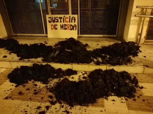 Varios edificios judiciales catalanes han amanecido con excrementos en su puerta. Se trata de una nueva acción reivindicativa de los Comités de Defensa de la República (CDR) para protestar contra la Justicia española.