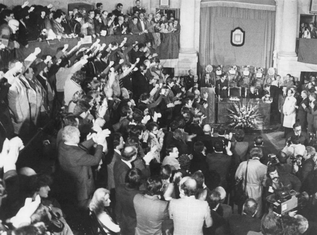 El ámbiente de máxima tensión que se respiraba en Euskadi el 4 de febrero de 1981, unos días antes del 23-F, cuando Juan Carlos I acudió a la Casa de Juntas