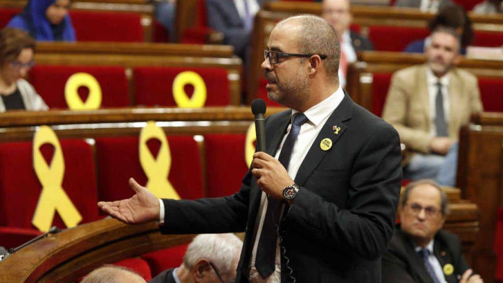 El conseller de Interior, Miquel Buch, contesta una pregunta durante un pleno del Parlament