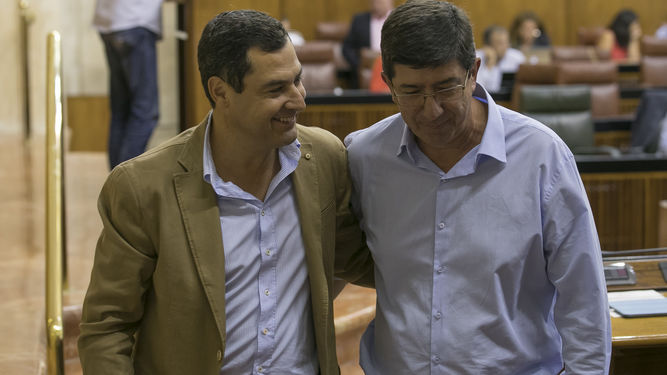 Juanma Moreno y Juan Marín en el Parlamento