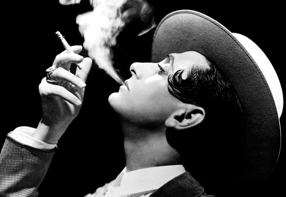 Miguel de Molina fumando