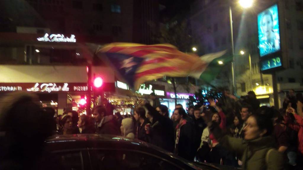Al grito ¡que viva la lucha de la clase obrera! jóvenes se manifiestan en SEvilla contra el resultado de las elecciones. Y encima con la bandera de los que les llaman vagos y parásitos.