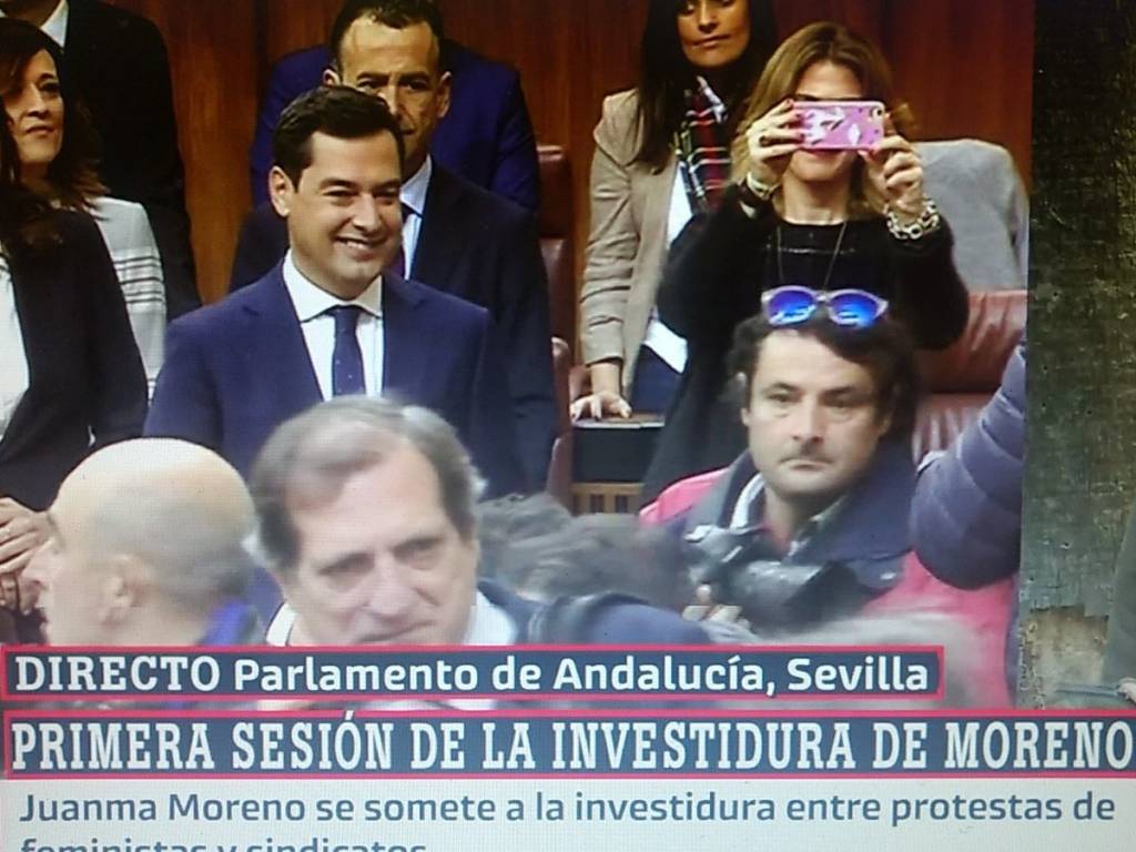 Juan Manuel_Moreno responde ante una nube de periodistas....