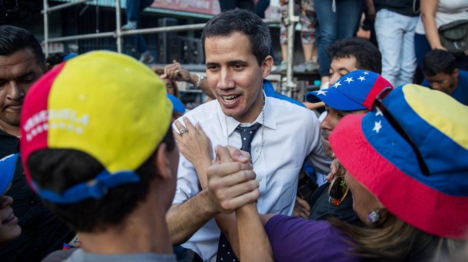 El presidente constitucional, en estos momentos y según el artículo 233 es Juan Guaidó