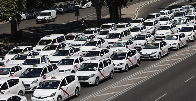 Arranca la huelga que puede dejar sin Taxis a Madrid durante FITUR