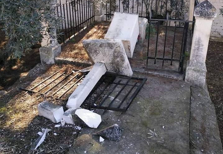 Así ha aparecido esta mañana la cruz en recuerdo de Antonio Baena Castellanos, asesinado a hachazos, en Julio de 1936 en la aldea de Puerto Alegre, en Puente Genil ¿Reconciliación y Ley de Memoria Histórica?