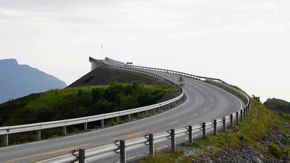 De las carreteras a ninguna parte y los cínicos