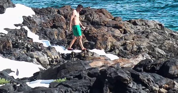 El chapuzón de Pedro Sánchez en aguas de Lanzarote