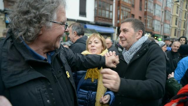 Juanto a Otegi marchaba Joan Tardà, portavoz de Esquerra Republicana en el Congreso de los Diputados.