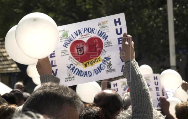 Manifestantes con pancartas convocados por la plataforma