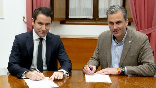 Teodoro García Egea y Javier Ortega Smith cuando firmaron el acuerdo para la constitución del Parlamento