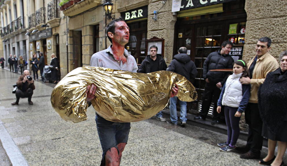 El artista Omar Jerez visitó el lugar donde la banda terrorista asesinó con un tiro en la nunca al concejal del Partido Popular Gregorio Ordóñez.